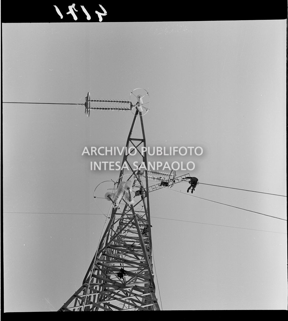 Operaio al lavoro su un traliccio ad alta tensione<br>4171