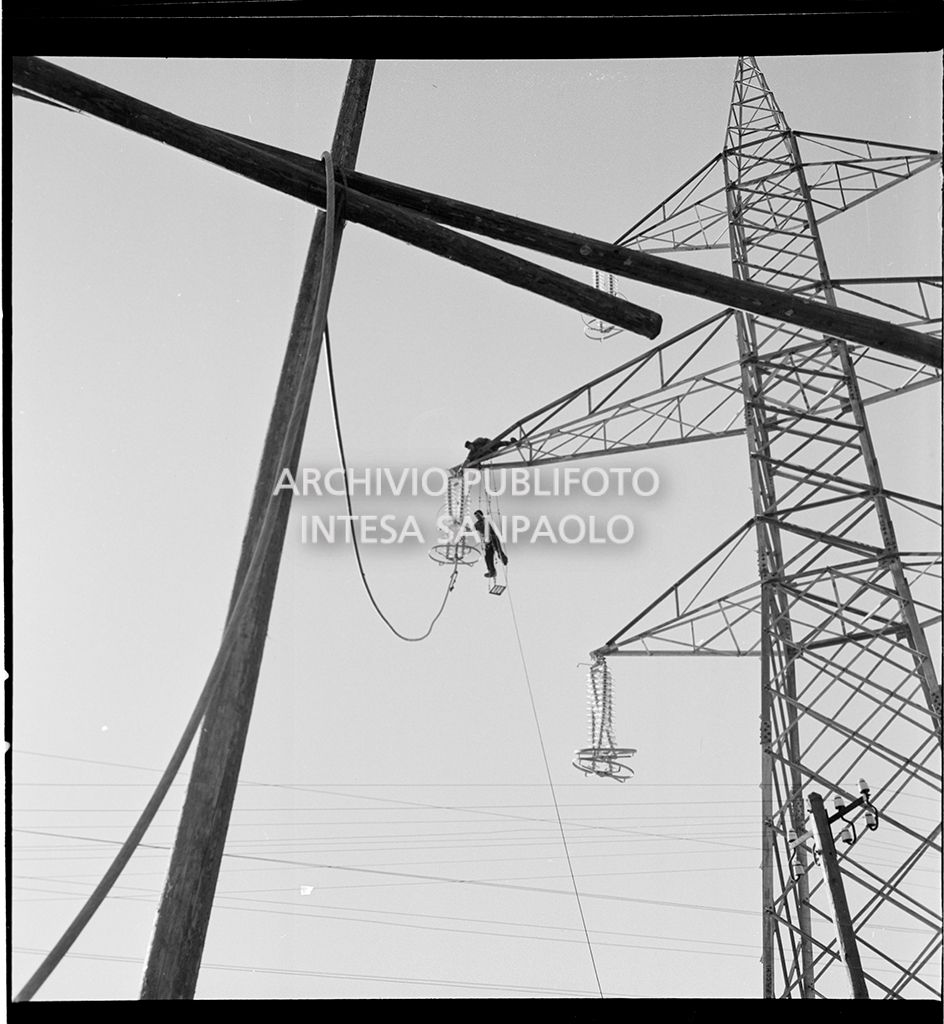 Operaio al lavoro su un traliccio ad alta tensione<br>4181
