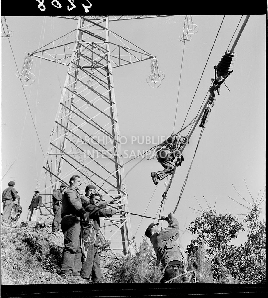 Traliccio ad alta tensione e operai al lavoro<br>4208
