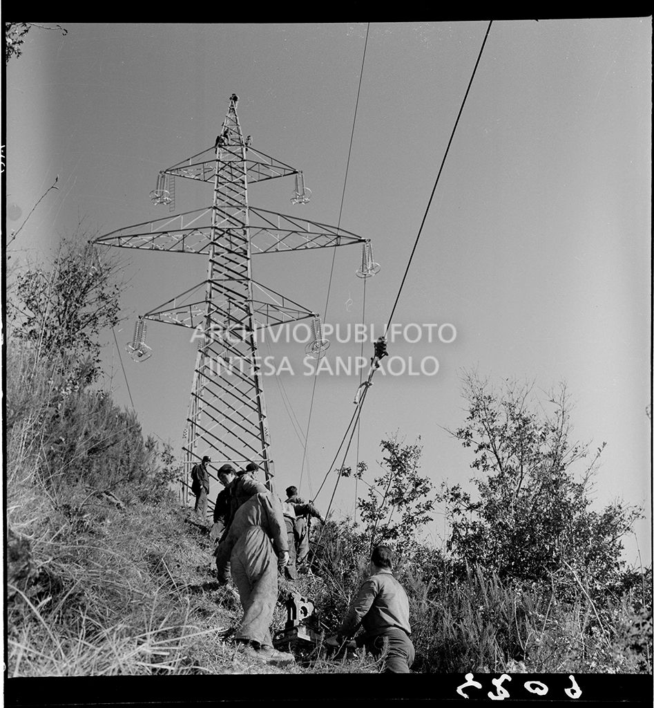 Traliccio ad alta tensione e operai<br>4209