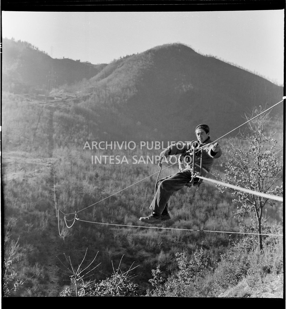 Operaio sospeso sui cavi elettrici<br>4220