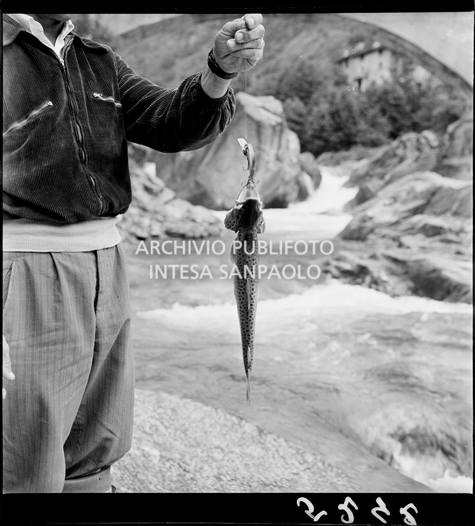 Uomo con un pesce all'amo<br>5242