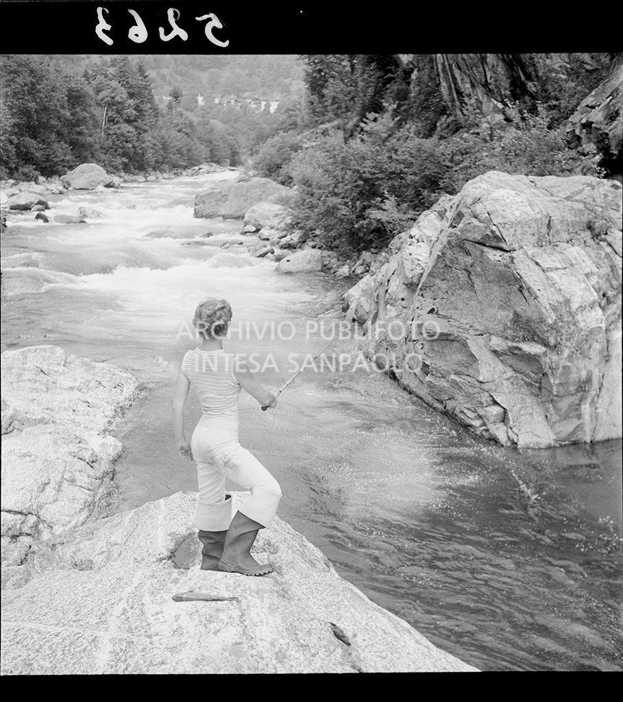 Donna mentre pesca<br>5263