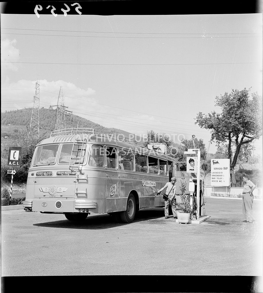 Rifornimento di carburante ad un pullman<br>5459