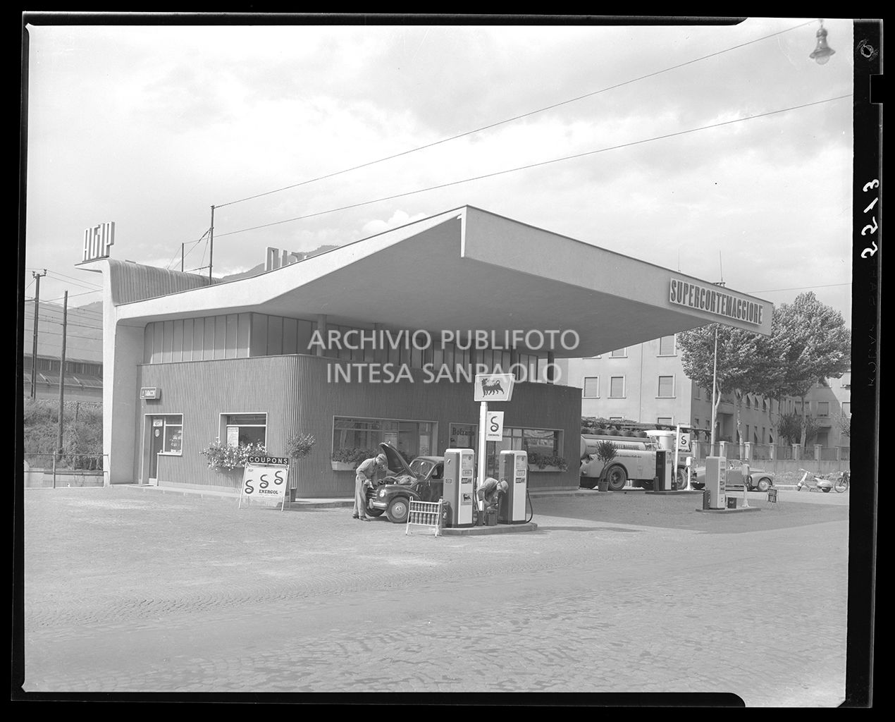 Automobile con cofano aperto ferma al distributore<br>5513