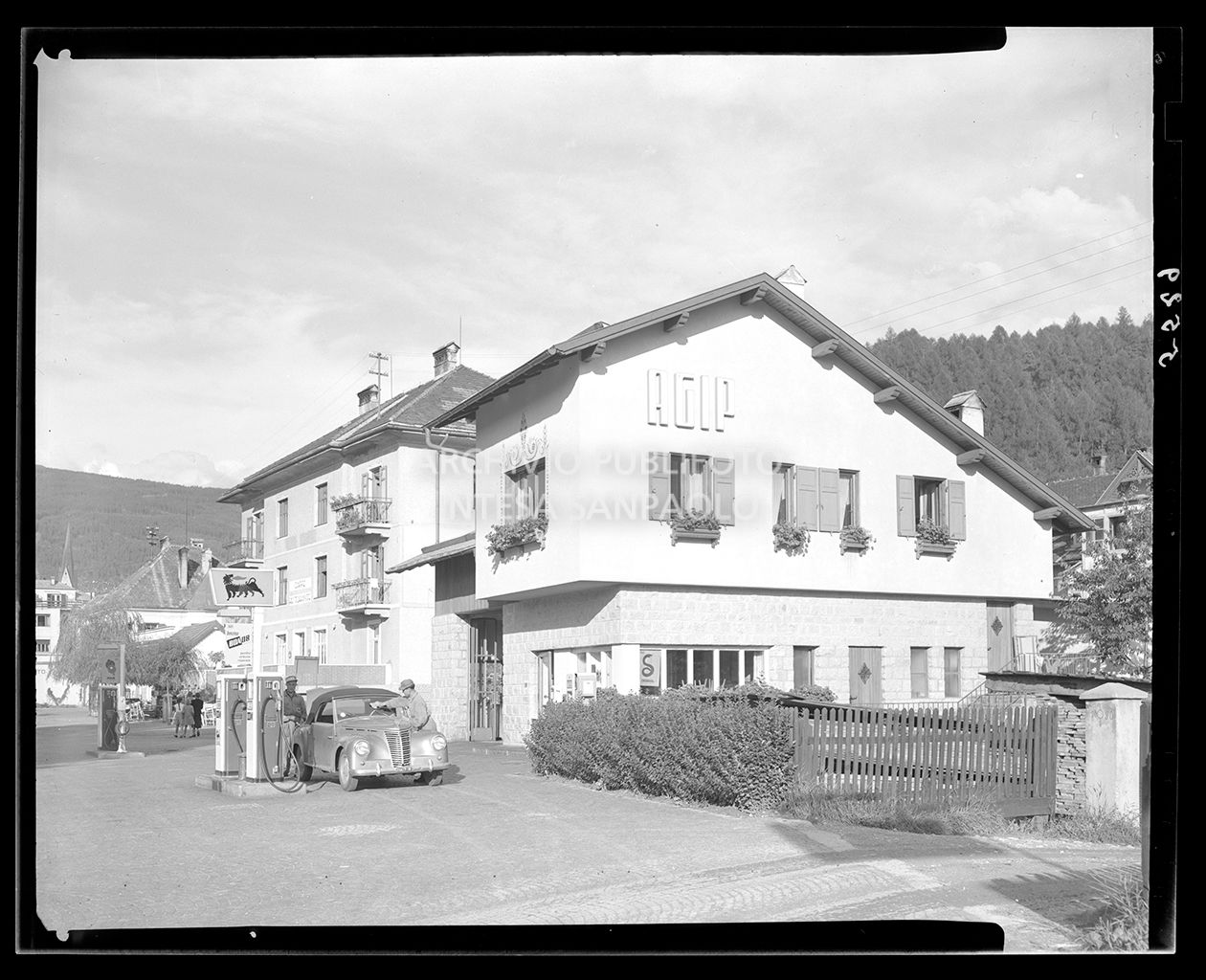 Pulizia dei vetri di un'automobile ferma al distributore<br>5529