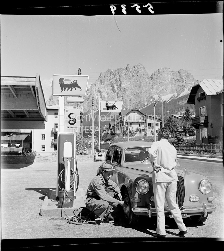 Controllo pressione gomme di un'automobile ferma al distributore<br>5539