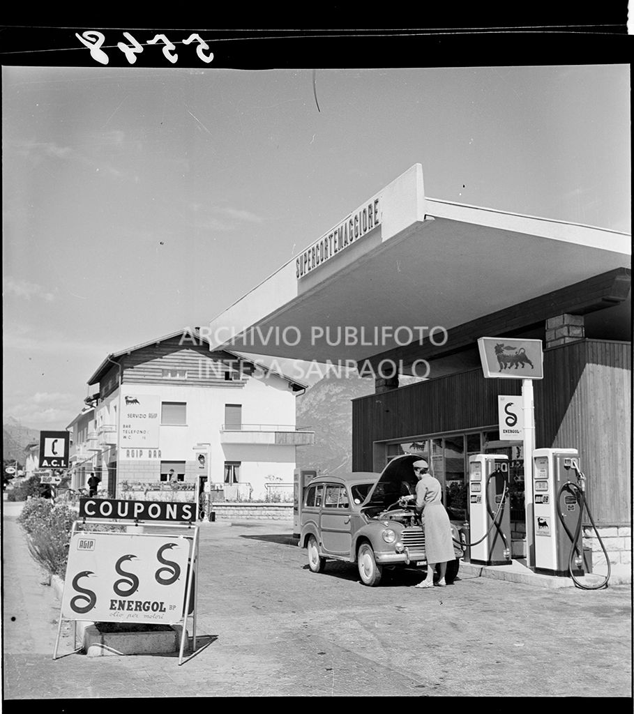 Donna fa rifornimento di carburante ad un'automobile<br>5548