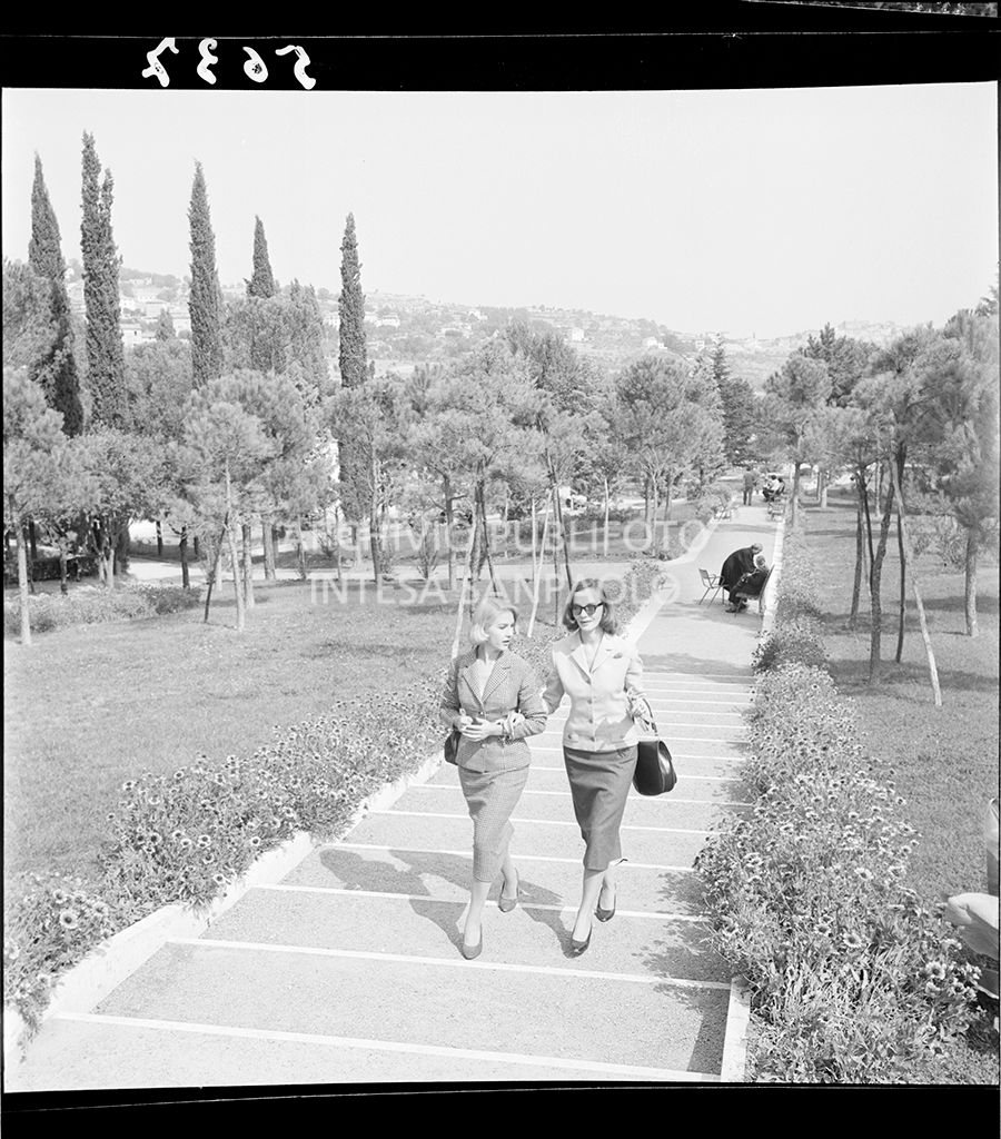 Due donne a passeggio nel parco<br>5637