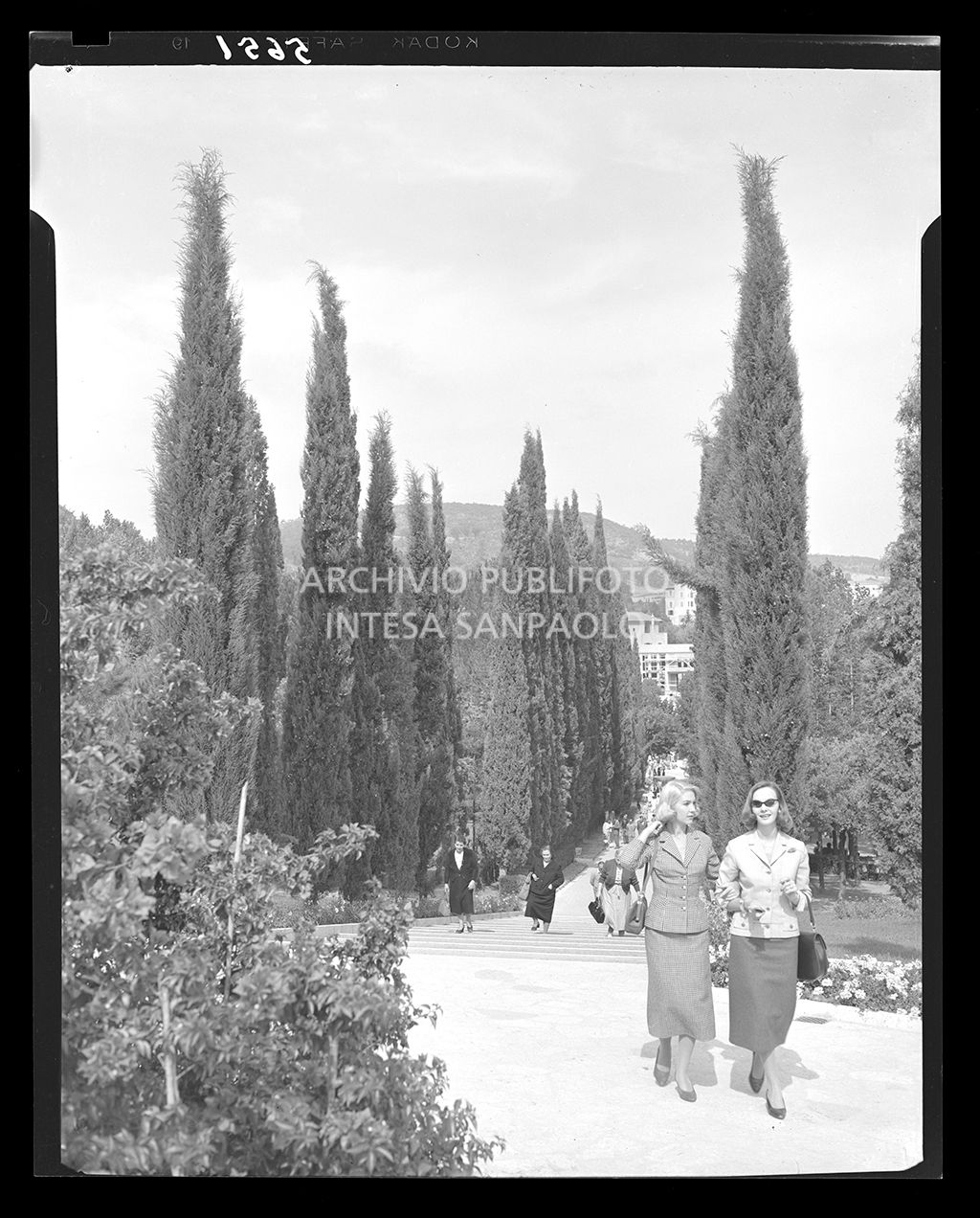 Due donne a passeggio nel parco<br>5651