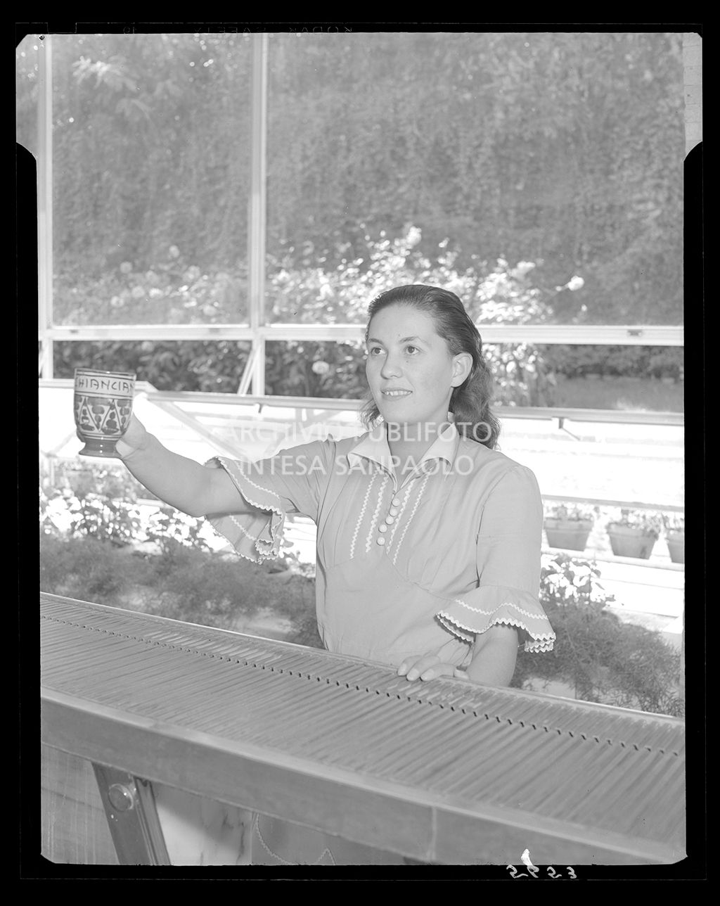 Donna con tazza di acqua termale nel salone di mescita<br>5653