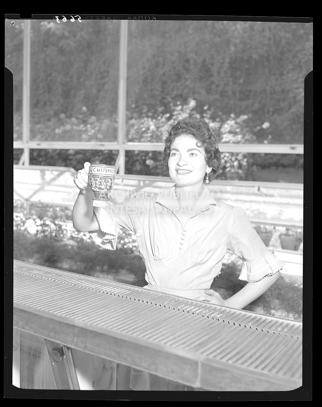 Donna con tazza di acqua termale nel salone di mescita<br>5663