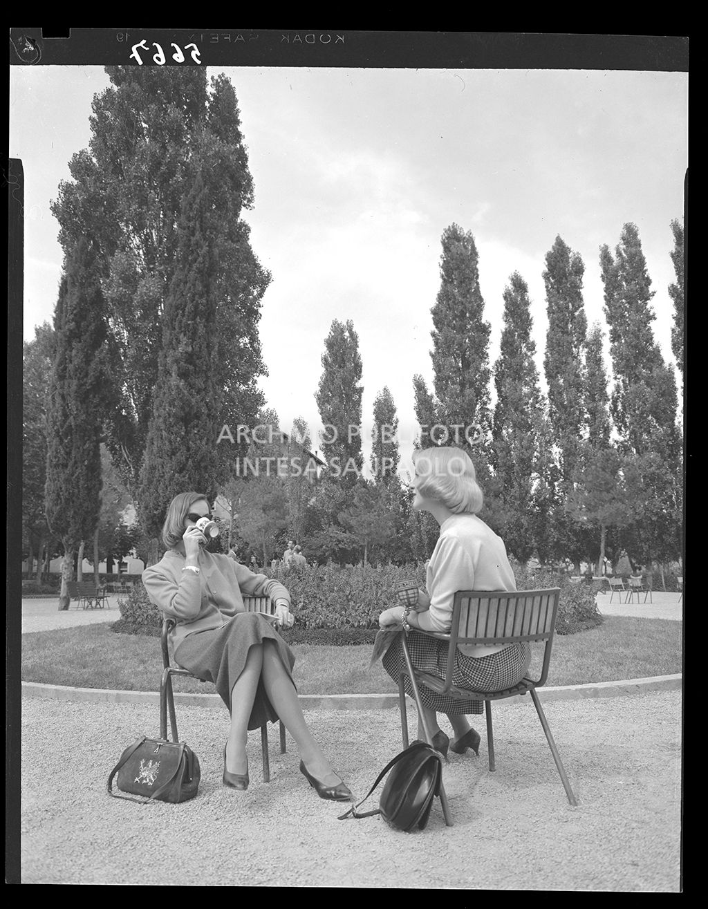 Due donne sorseggiano acqua termale<br>5667