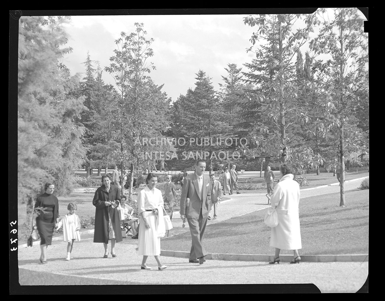 Persone a passeggio nel parco<br>5673