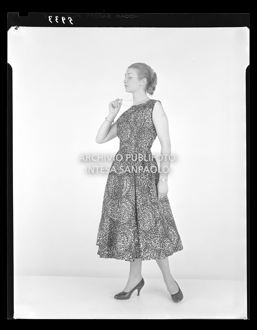 Indossatrice con abito a pois<br>5933