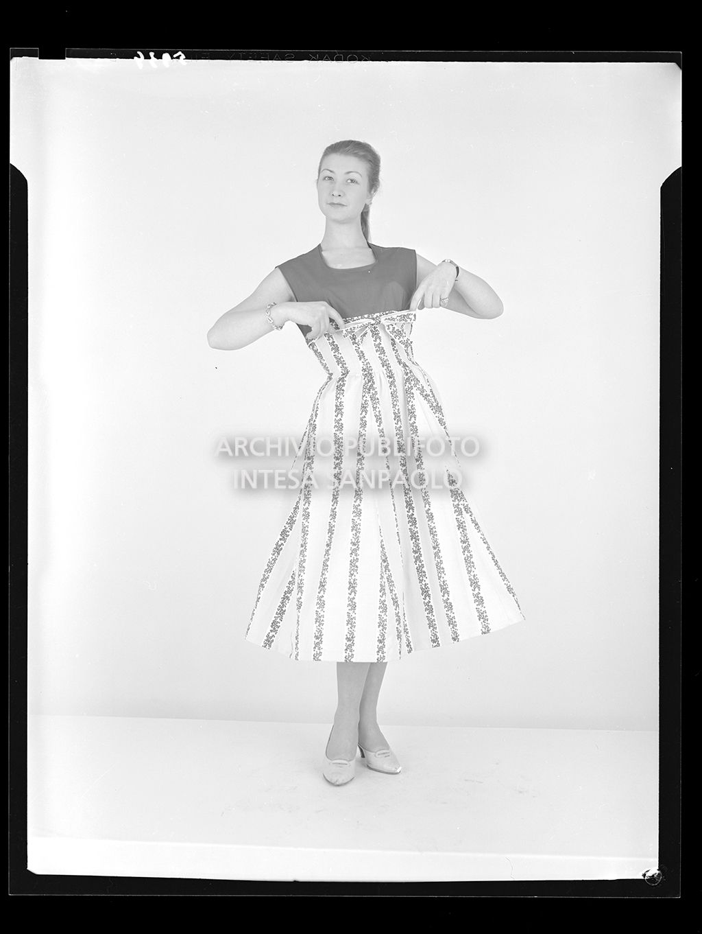 Indossatrice con abito al polpaccio<br>5934