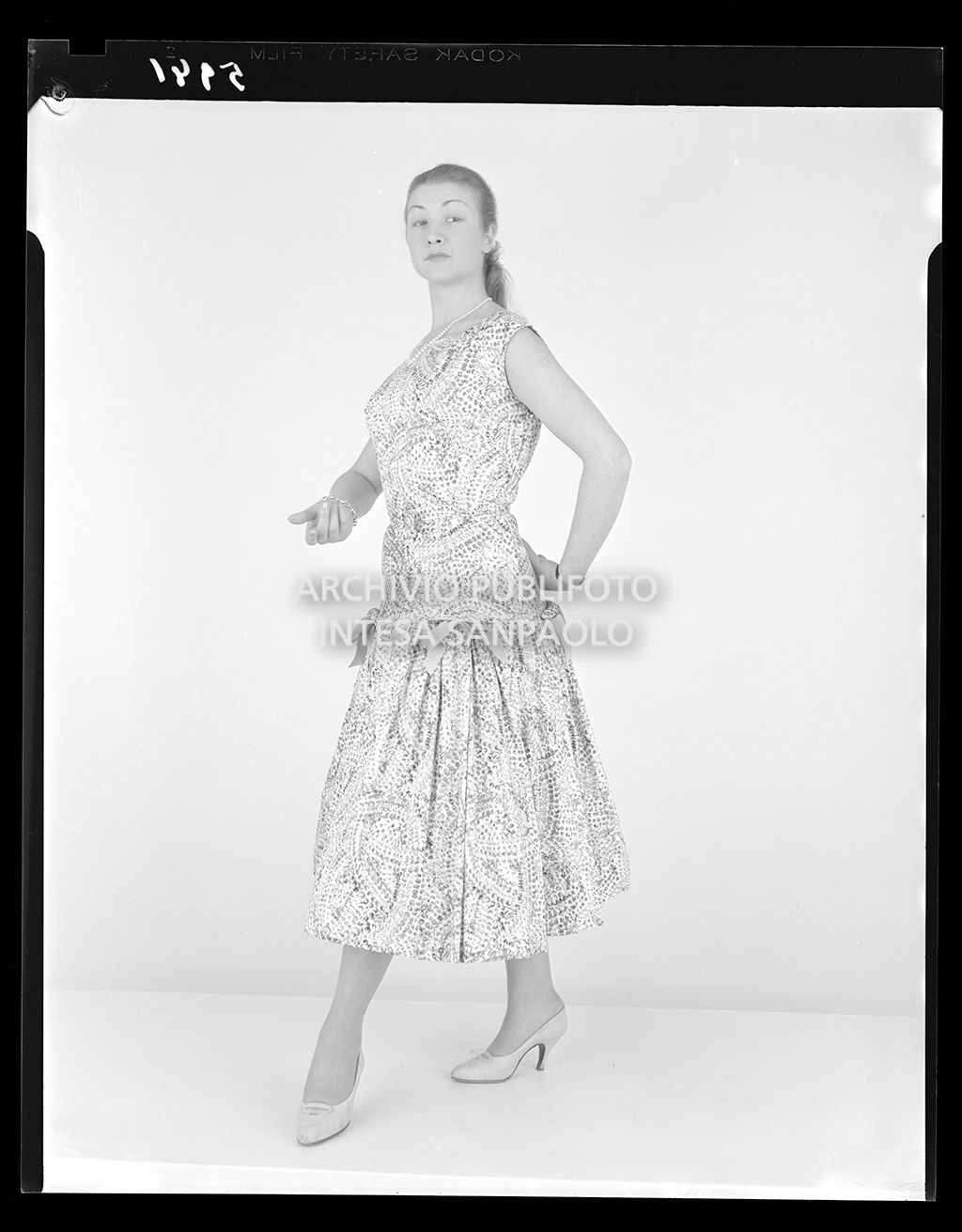 Indossatrice con abito al polpaccio<br>5941