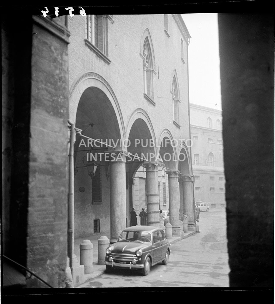 Edificio all'angolo tra via Parigi e via Porta di Castello<br>6534
