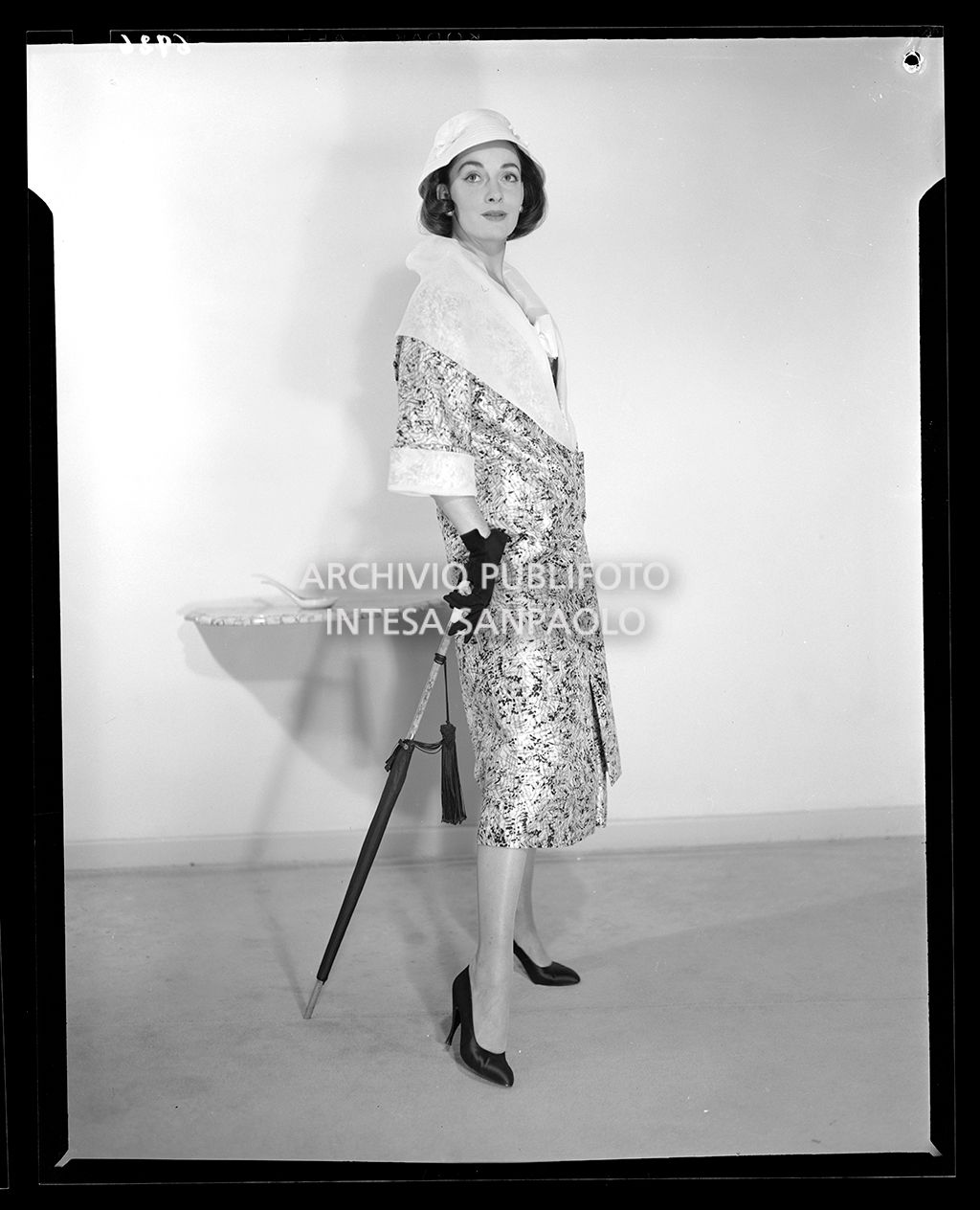 Indossatrice con cappotto, cappello, guanti e ombrello da sole<br>6926