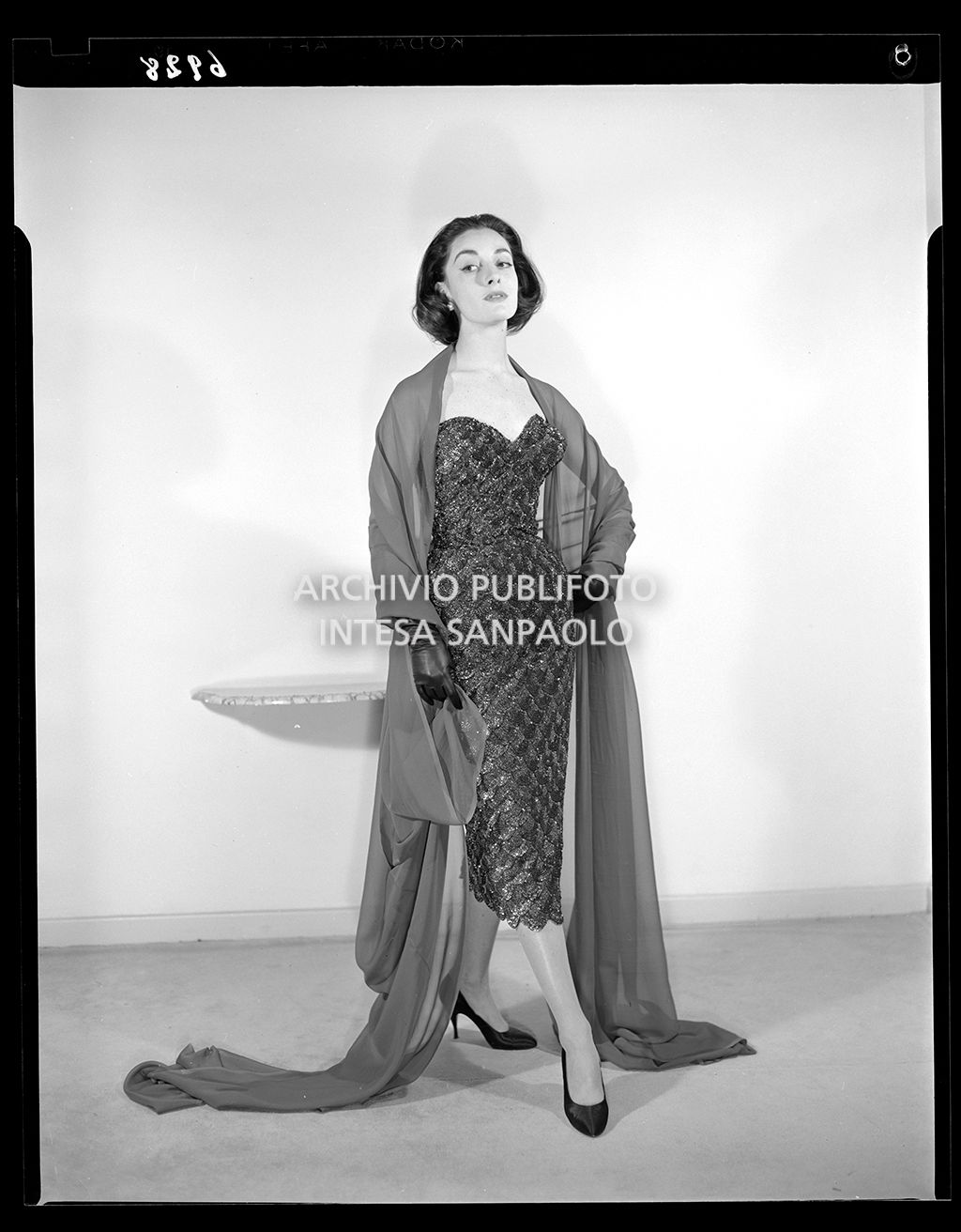 Indossatrice in abito elegante con guanti e copri-spalle<br>6928