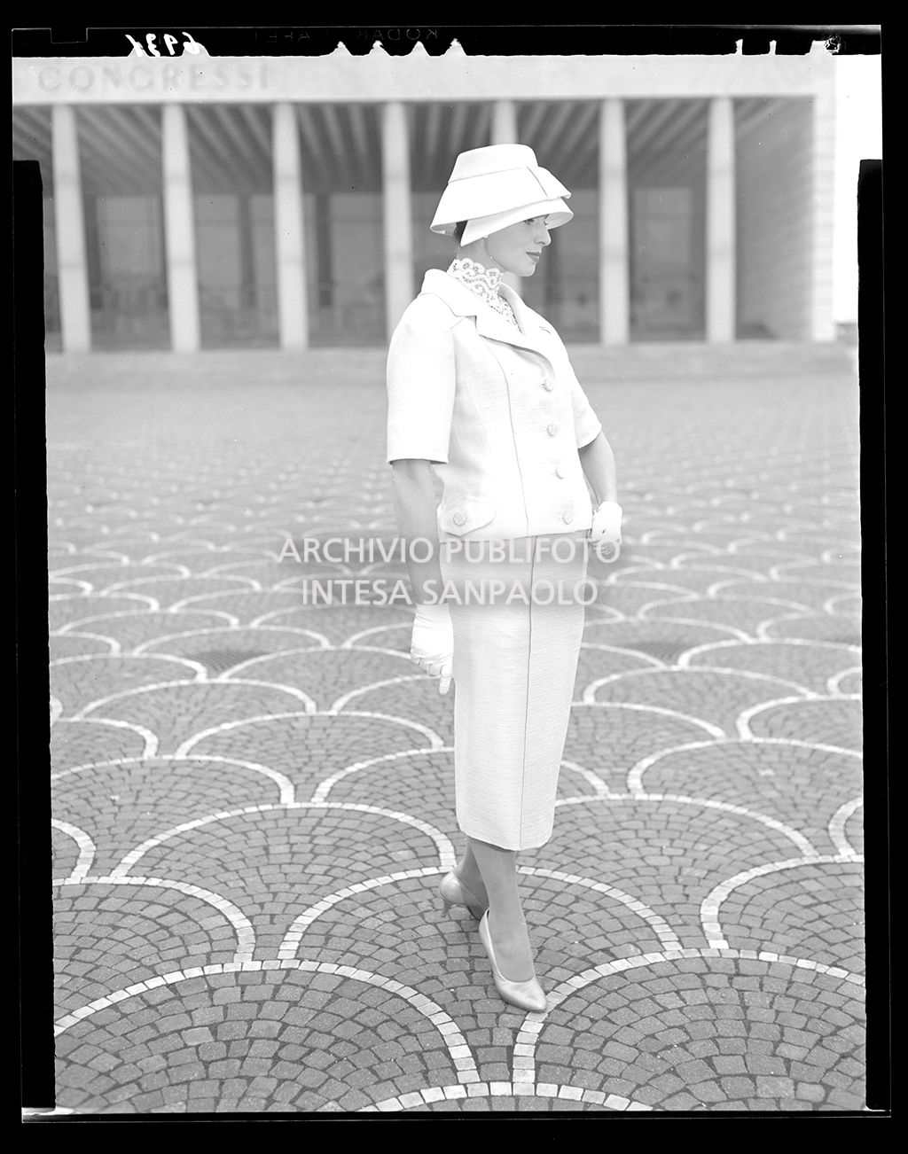 Indossatrice con tailleur e cappello<br>6931