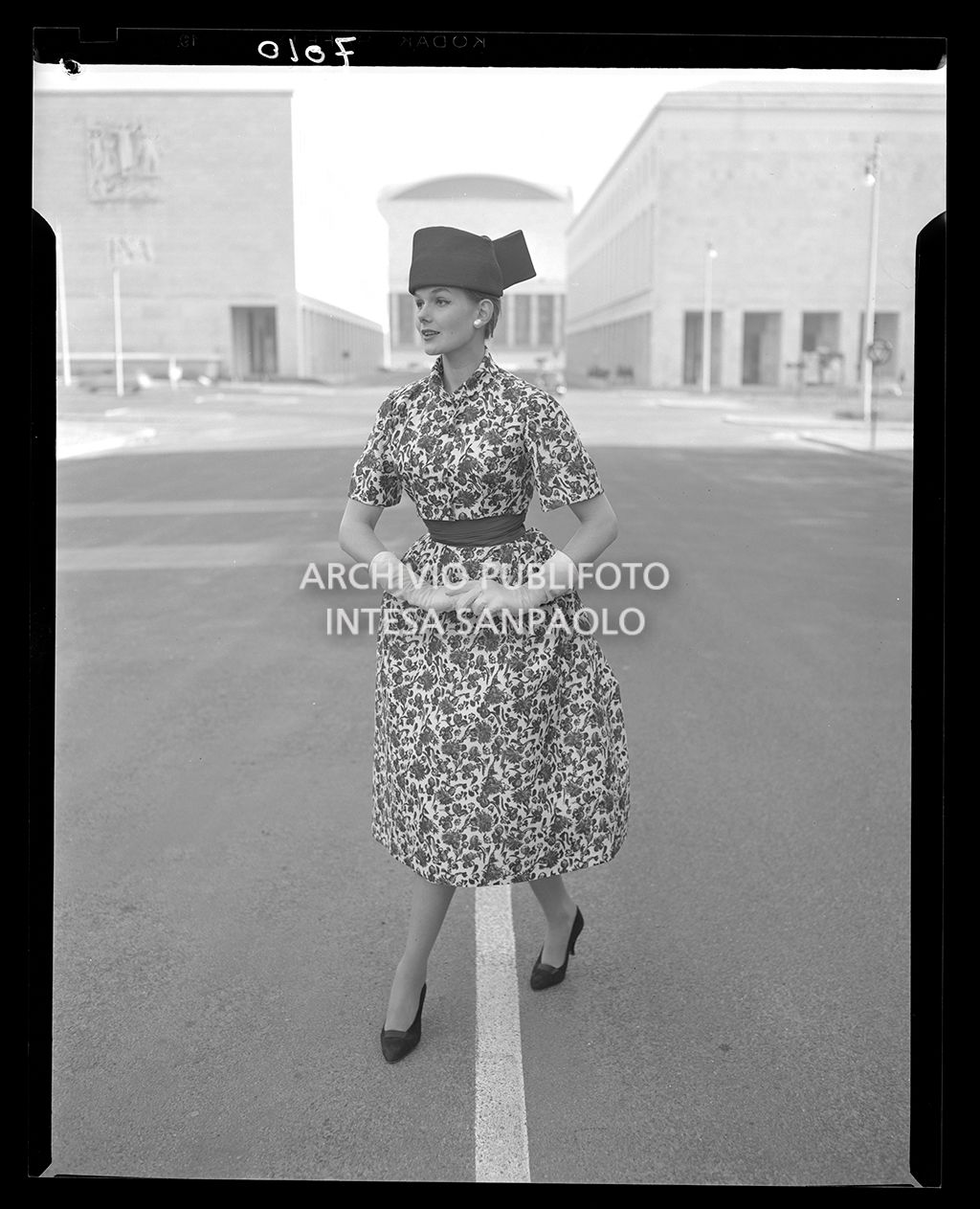 Donna con abito al polpaccio e cappello<br>7010