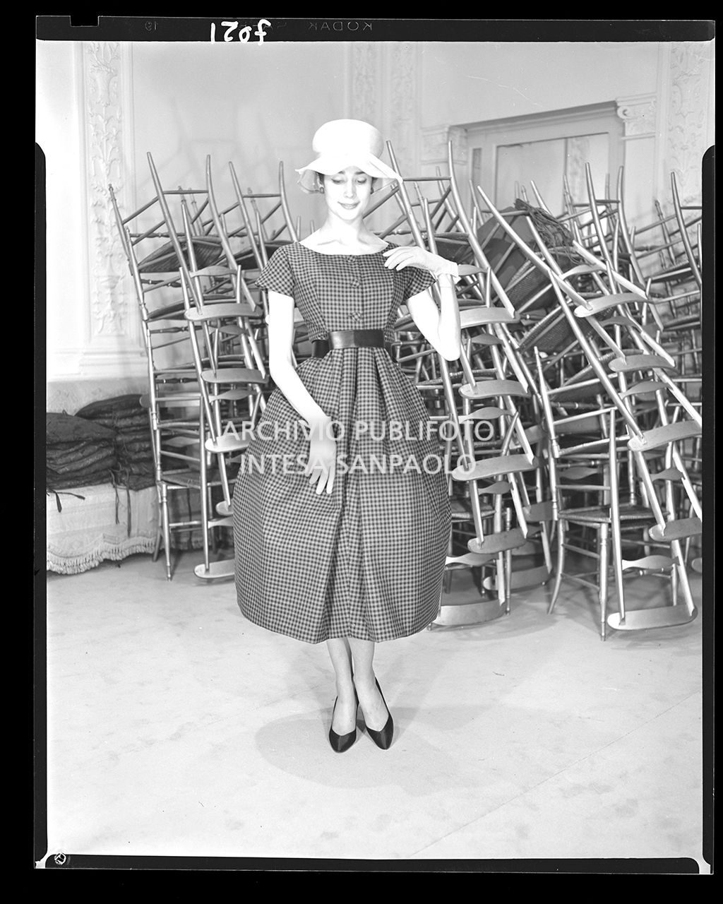Donna con abito a quadretti al polpaccio e cappello<br>7051