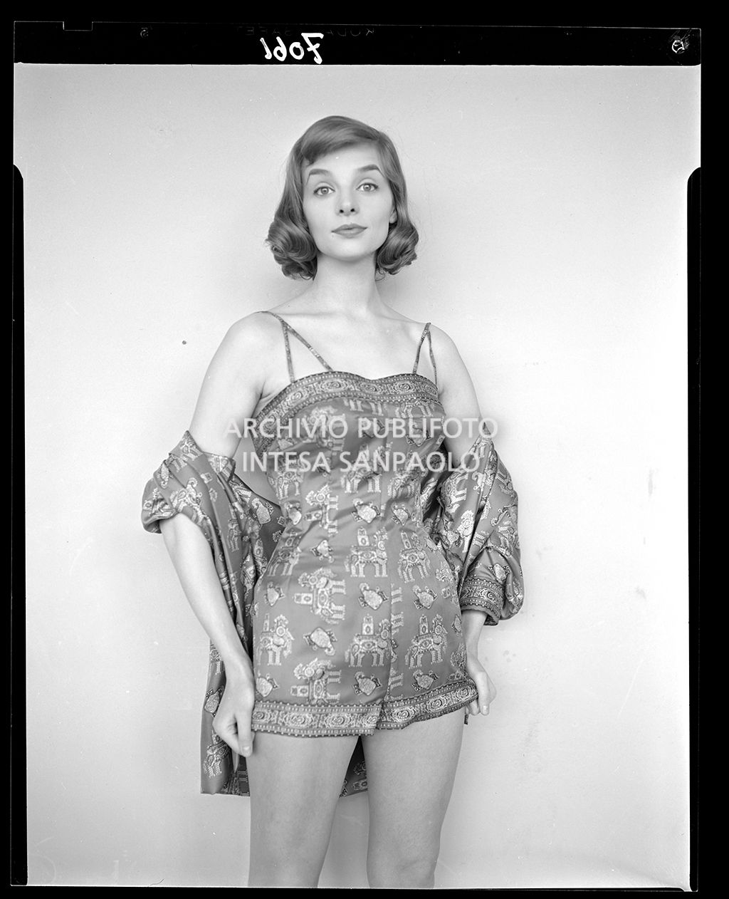 Donna con tuta in raso e vestaglia<br>7061