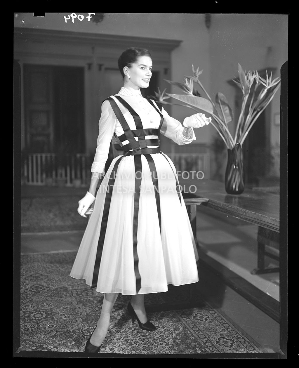 Donna con abito al polpaccio e guanti<br>7094