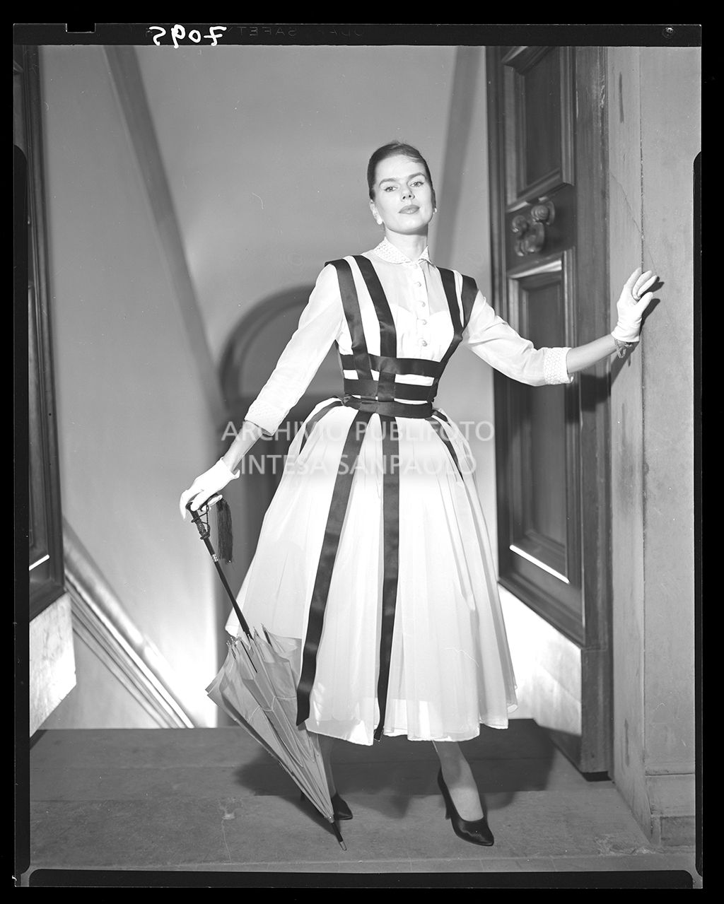 Stessa indossatrice dello scatto 7094 con lo stesso abito, ma con l'aggiunta dell'ombrello<br>7095