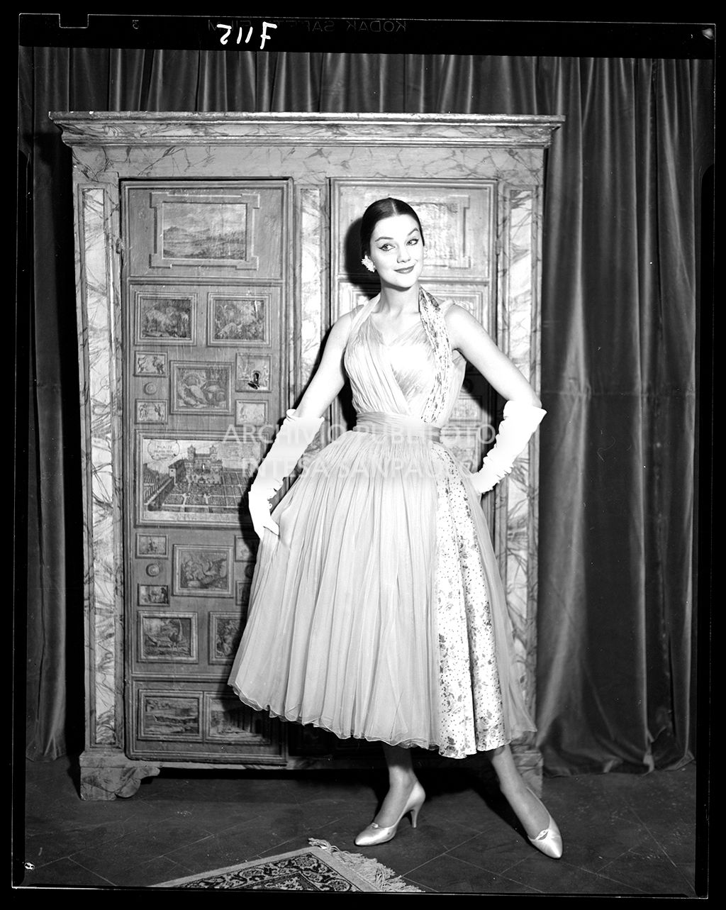 Donna con abito drappeggiato al polpaccio con guanti al gomito<br>7115