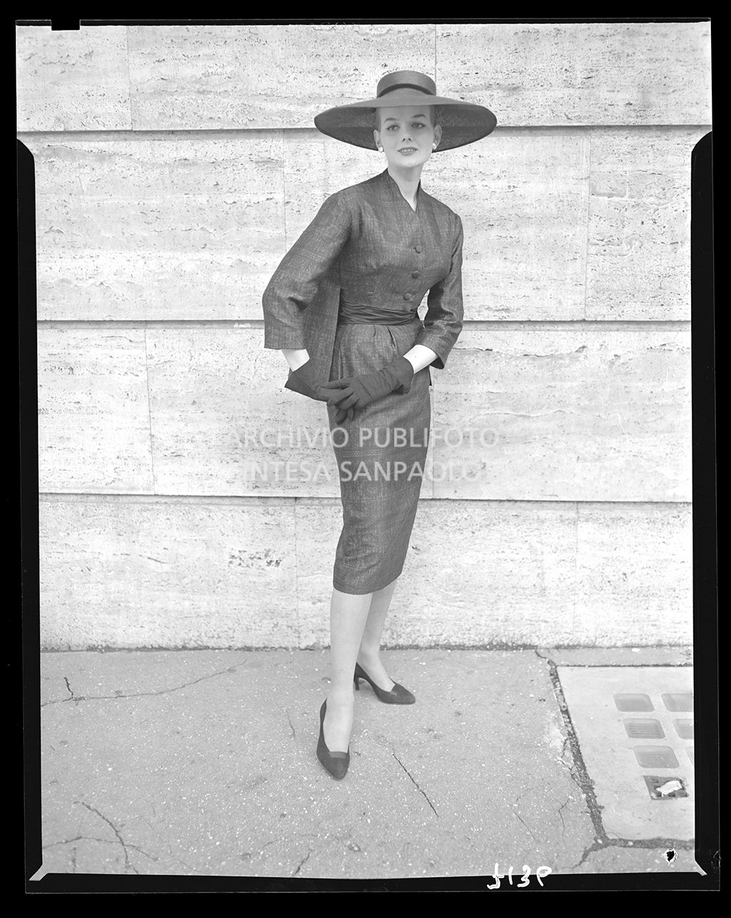 Donna con abito stretto al polpaccio con guanti e ampio cappello<br>7136