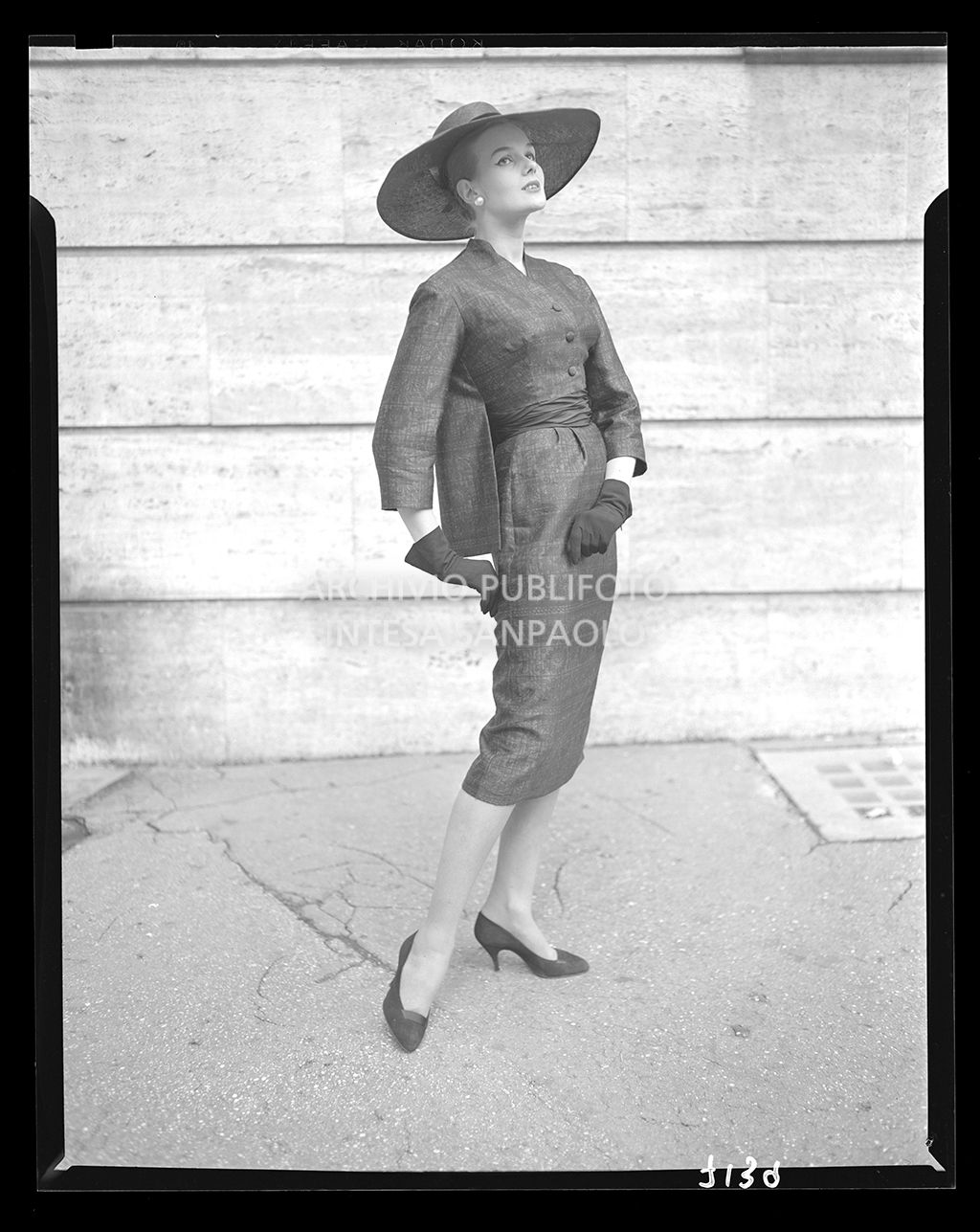 Stesso soggetto dello scatto 7136 in posa differente<br>7139