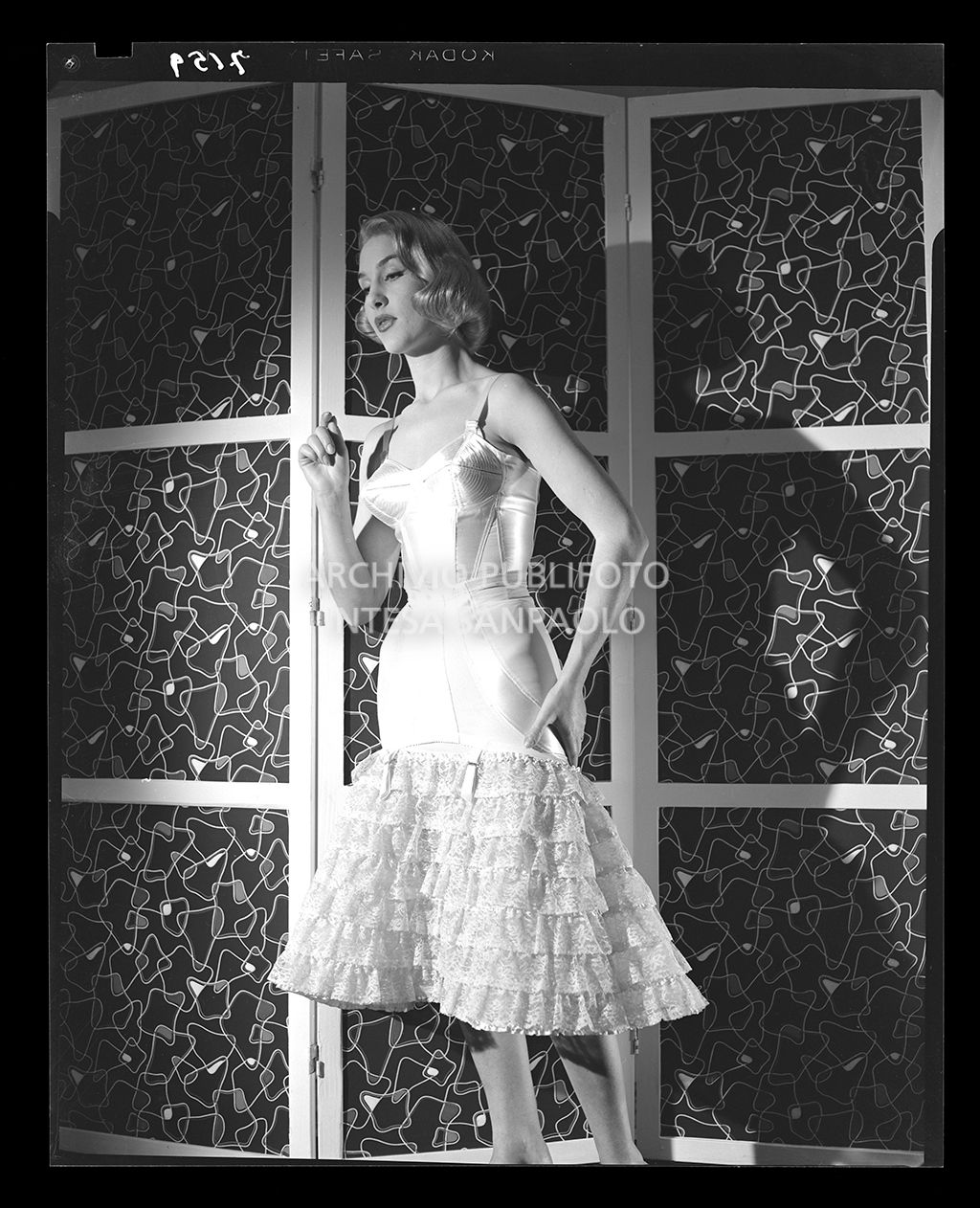 Donna con sottoveste strutturato a sirena e gonna a balze<br>7159