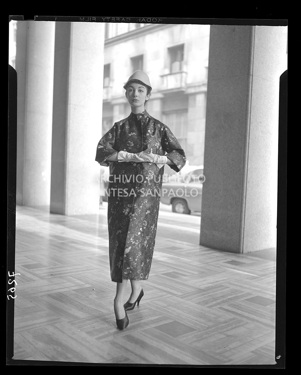 Donna con soprabito fiorato, guanti e cappello<br>7265