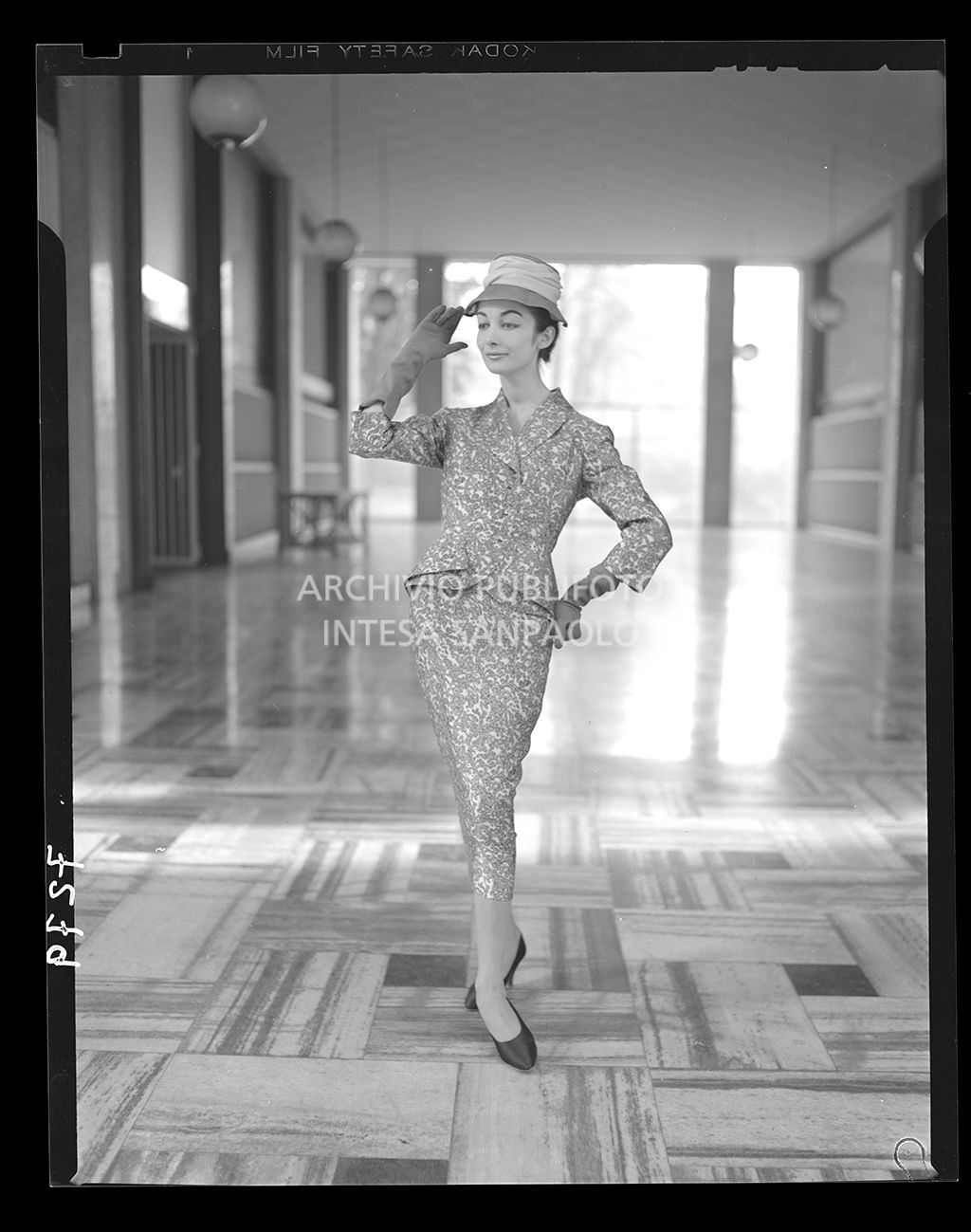 Donna con tailleur fiorato al polpaccio, guanti e cappello<br>7279