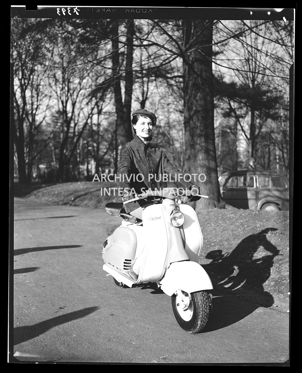 Una donna sulla Lambretta nel parco<br>7393