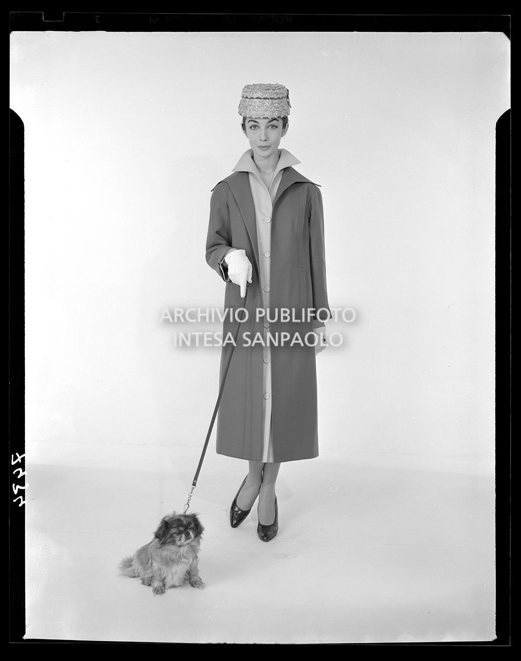 Donna con soprabito, cappello e cane al guinzaglio<br>7434