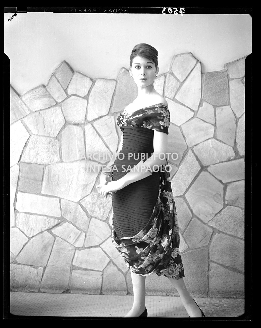 Donna con abito elegante tinta unita e fiorato con guanti<br>7503