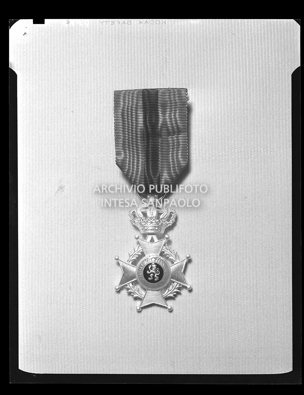 Medaglie dell'Ordine di Leopoldo II, re del Belgio, con l'iscrizione "L'union fait la force"; classe di merito: Cavaliere<br>7787