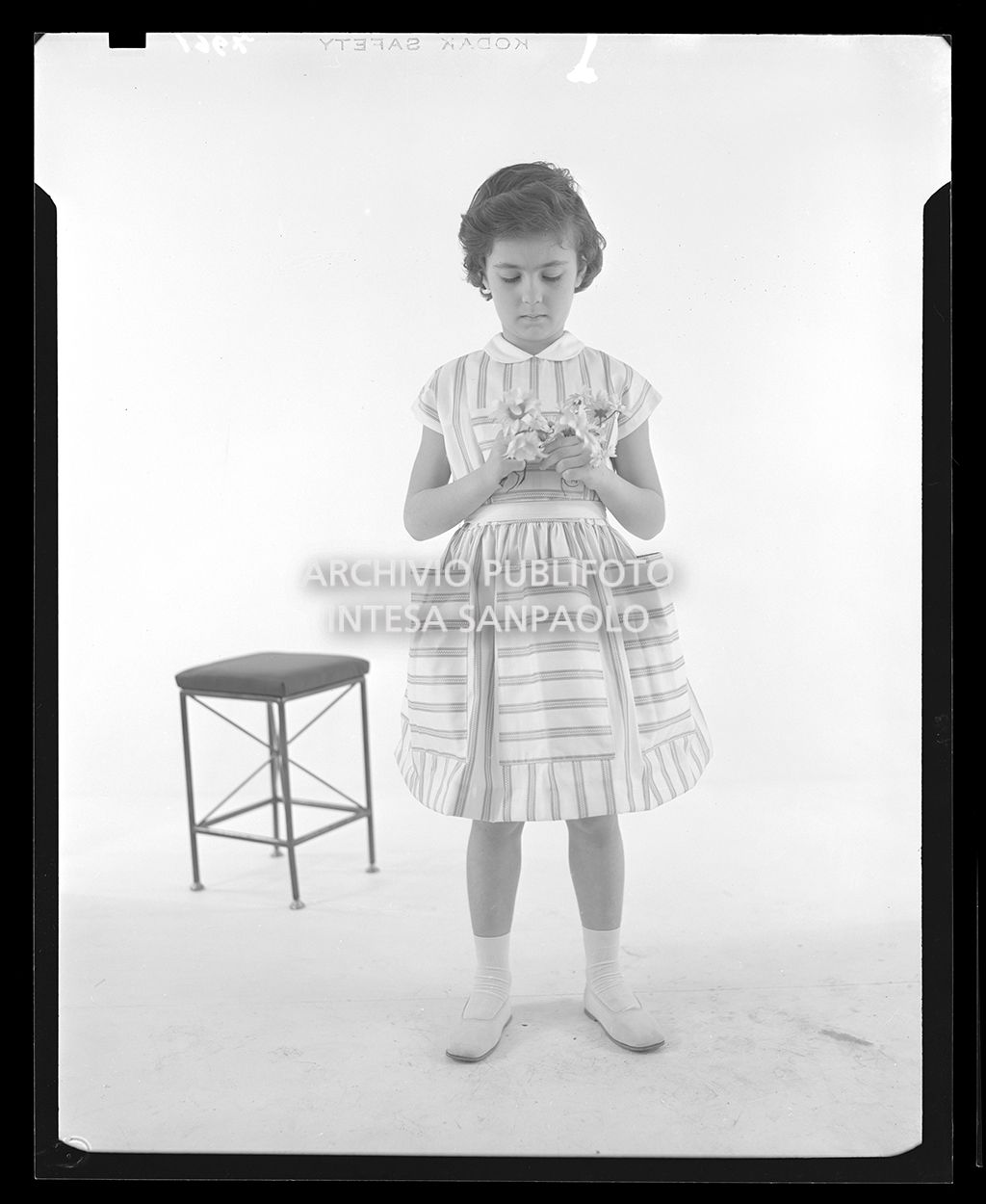 Bambina con abito a righe e tasche<br>7961