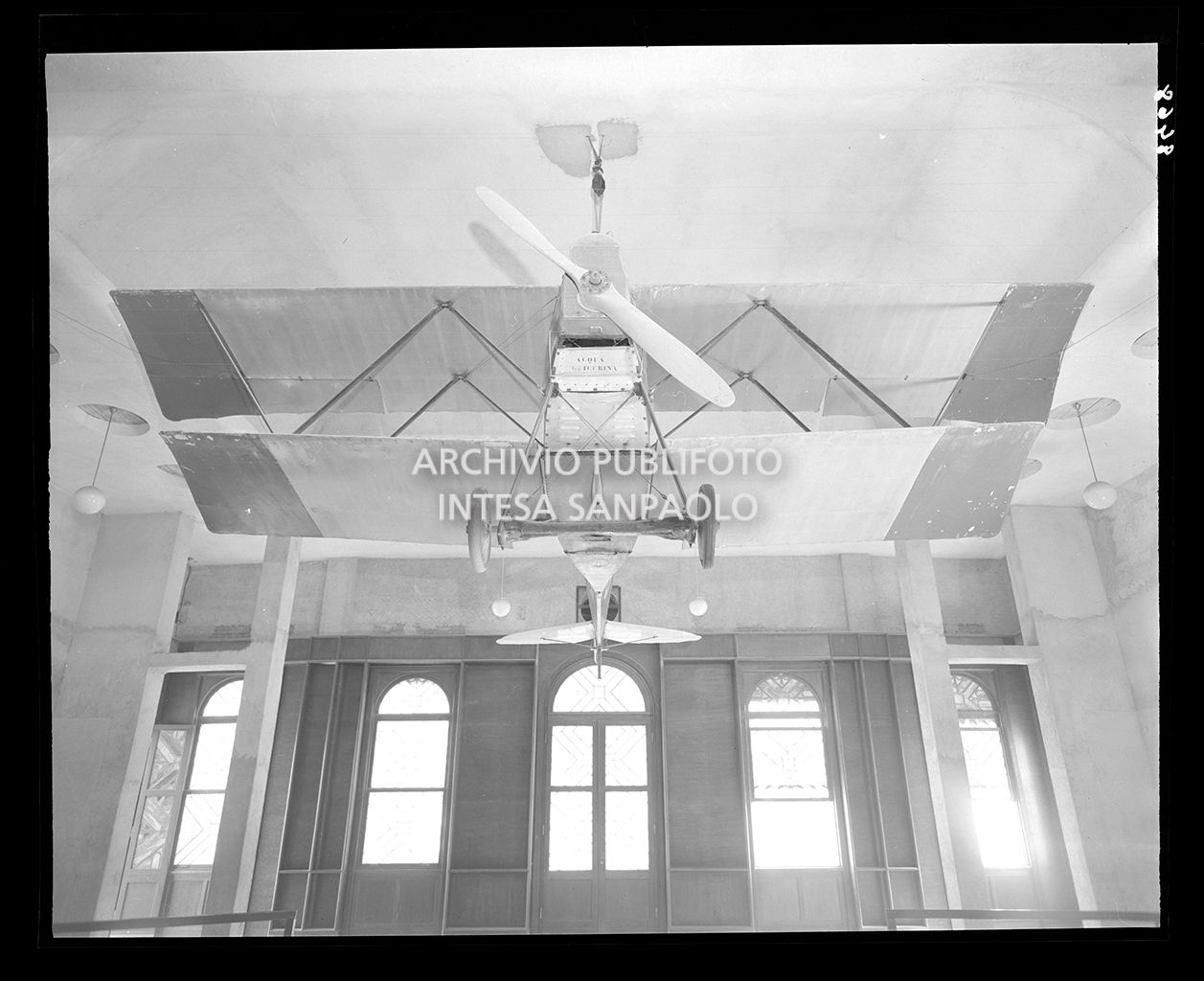 Aereo S.V.A. con il quale Gabriele D'Annunzio il 9 agosto 1918 volò su Vienna per lanciare i volantini con l'annuncio della vittoria italiana (cfr. bibliografia)<br>8468