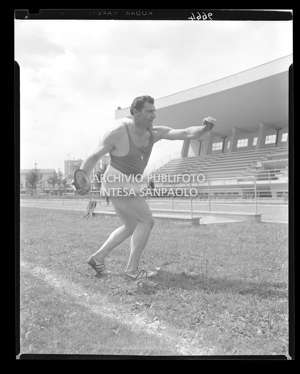Adolfo Consolini mentre lancia il disco<br>9664