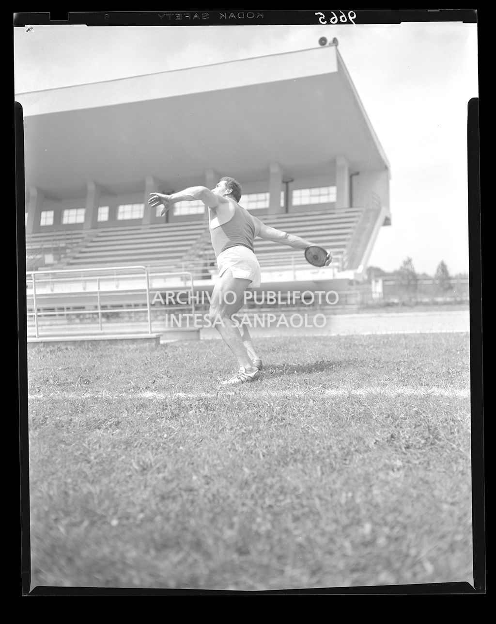 Adolfo Consolini mentre lancia il disco<br>9665