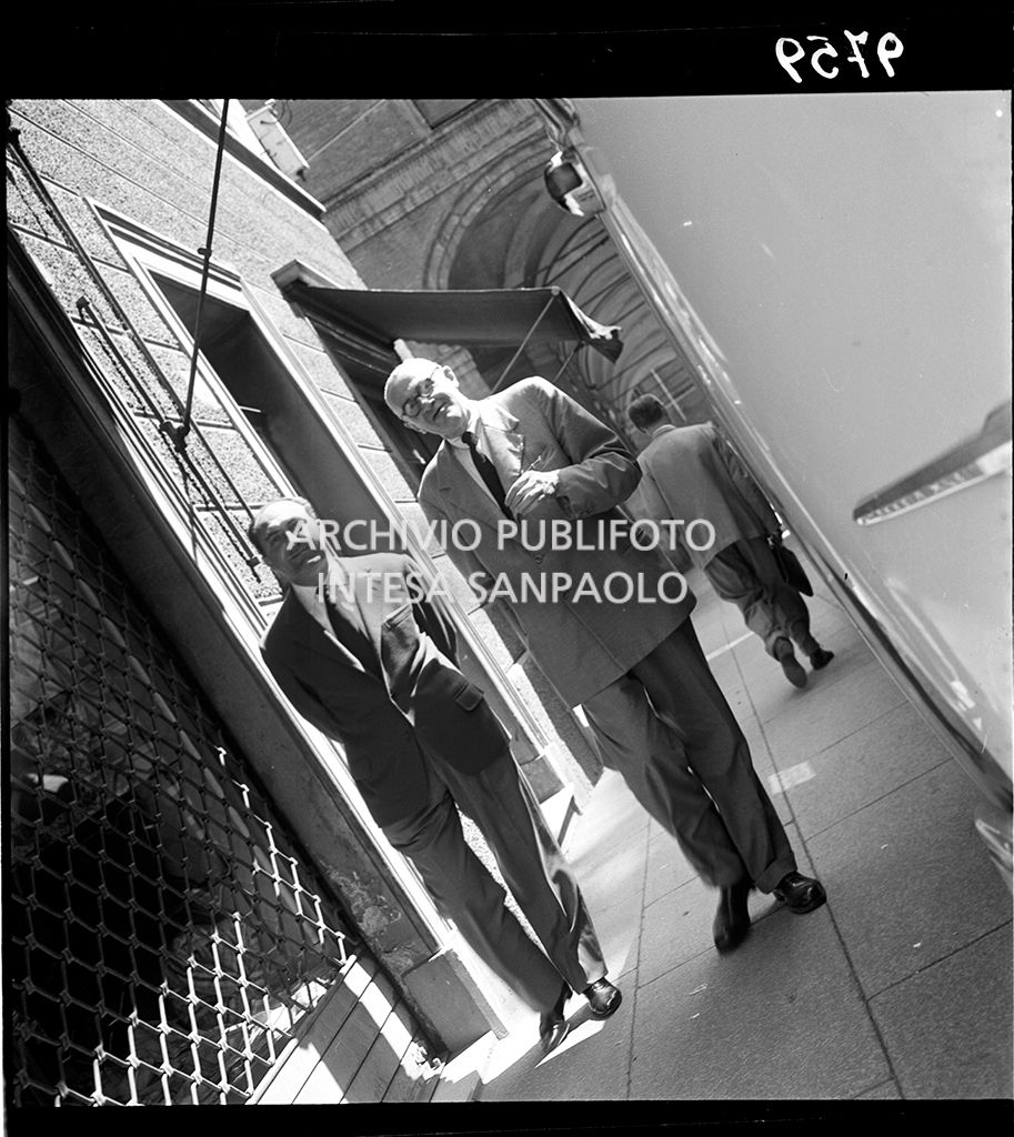 Morandi a passeggio in città con un uomo<br>9759