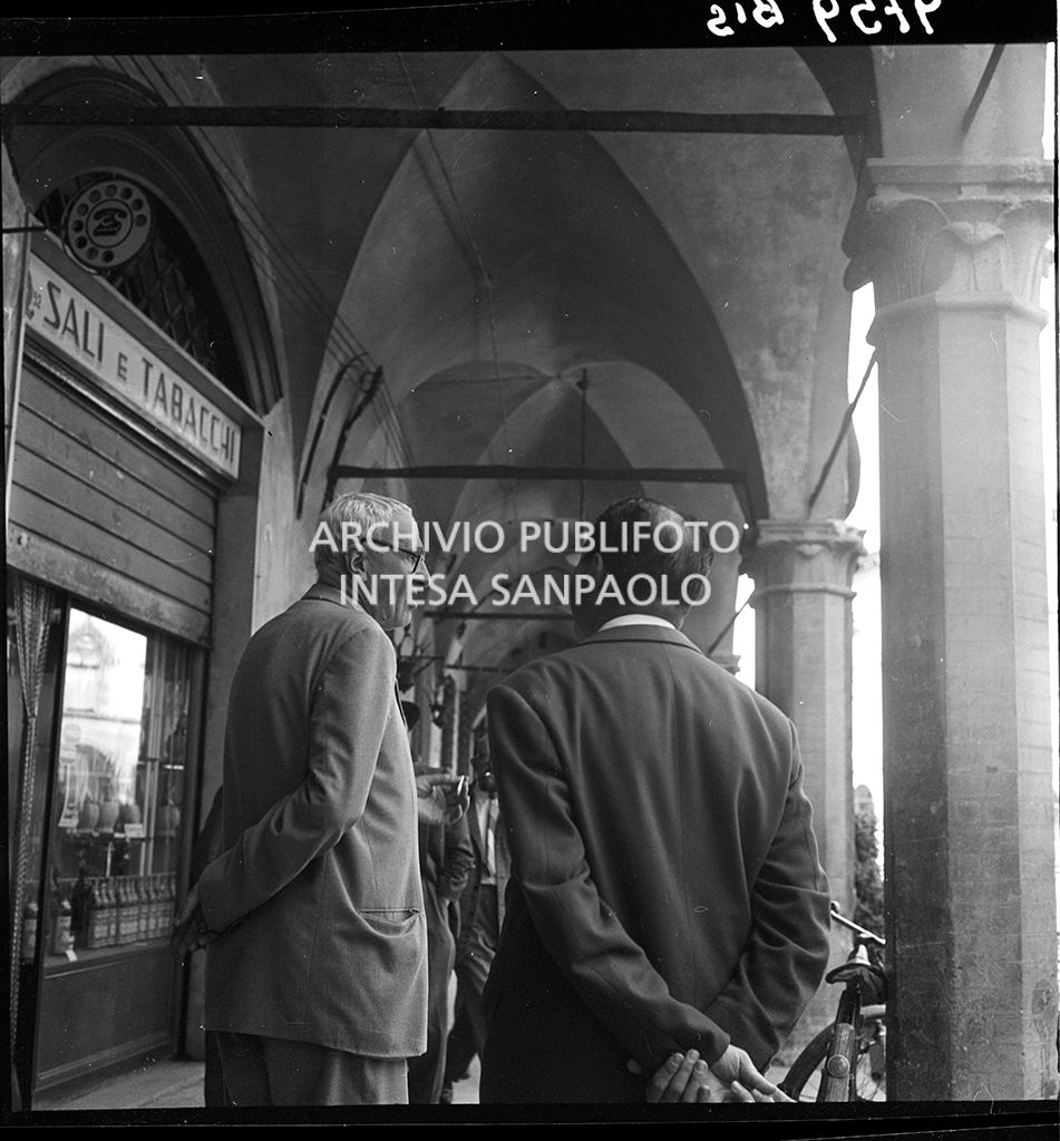 Morandi a passeggio in città con un uomo<br>9759 bis