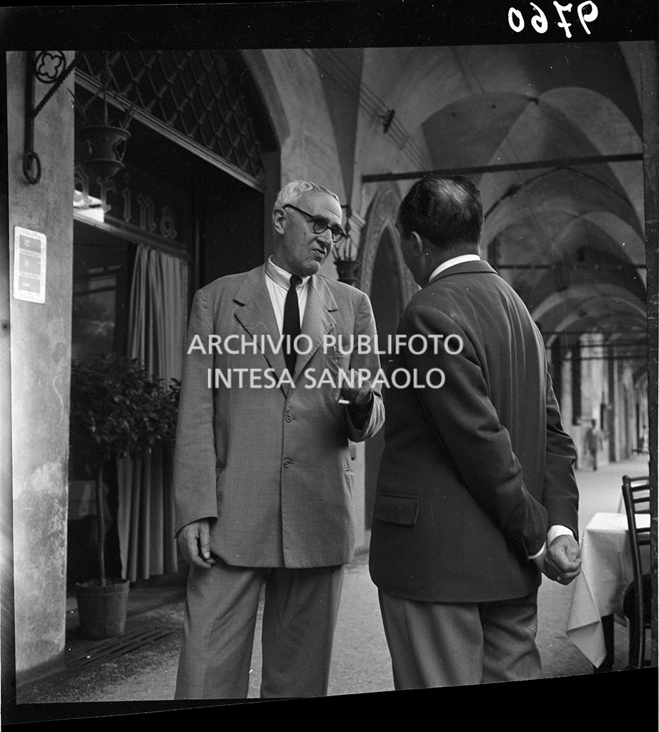 Morandi a passeggio in città con un uomo<br>9760