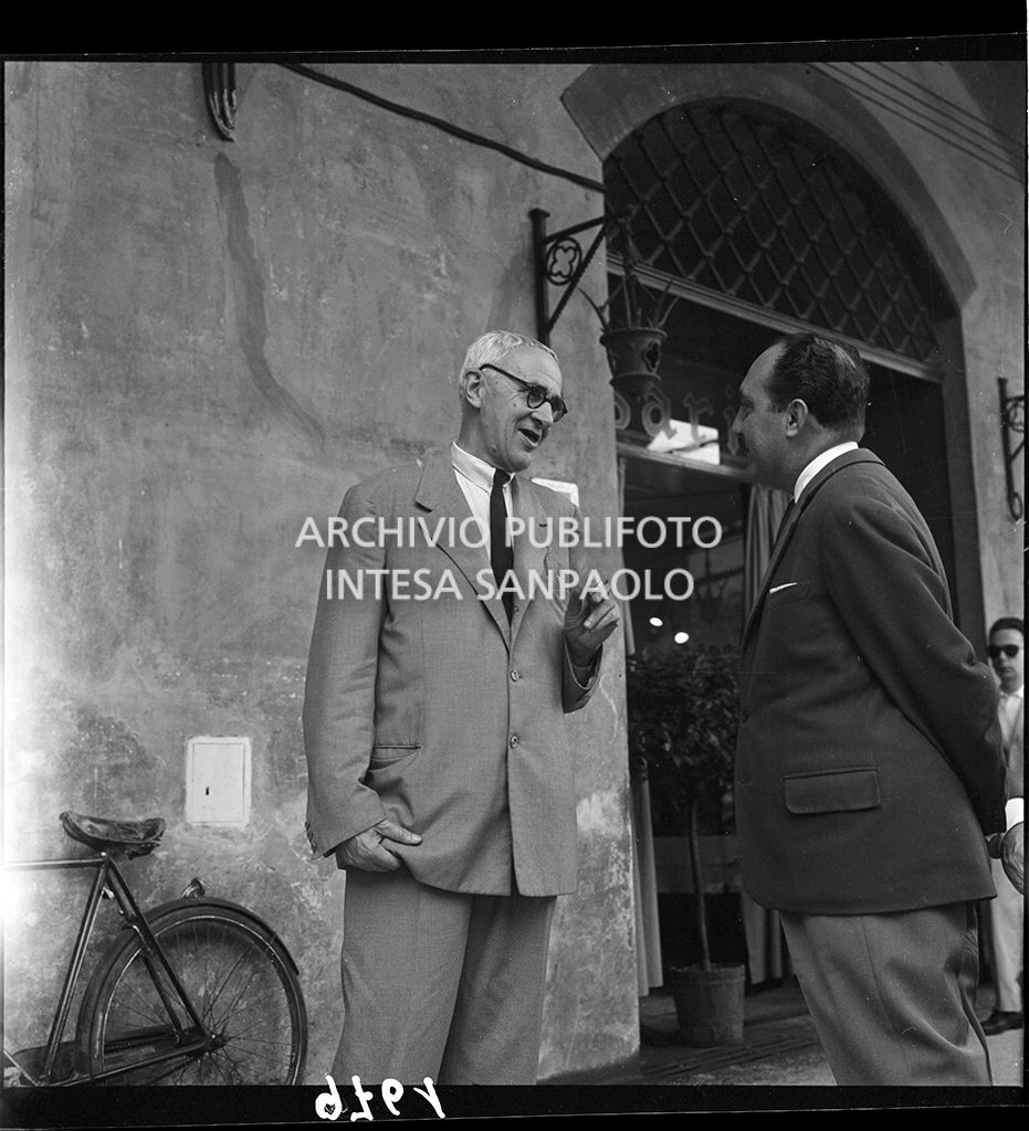 Morandi a passeggio in città con un altro uomo<br>9761