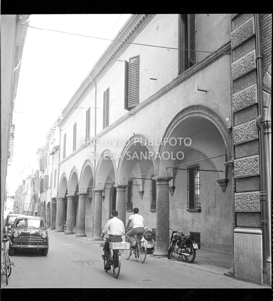Veduta di una strada con palazzo porticato<br>9763