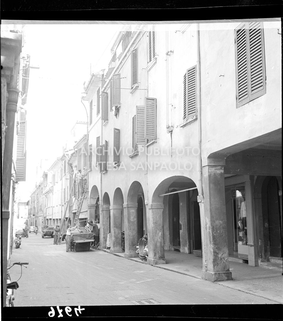 Veduta di una strada con palazzi porticati<br>9764